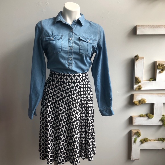 4/$20 LOFT Black and White Skater Knit Skirt - Picture 2 of 7